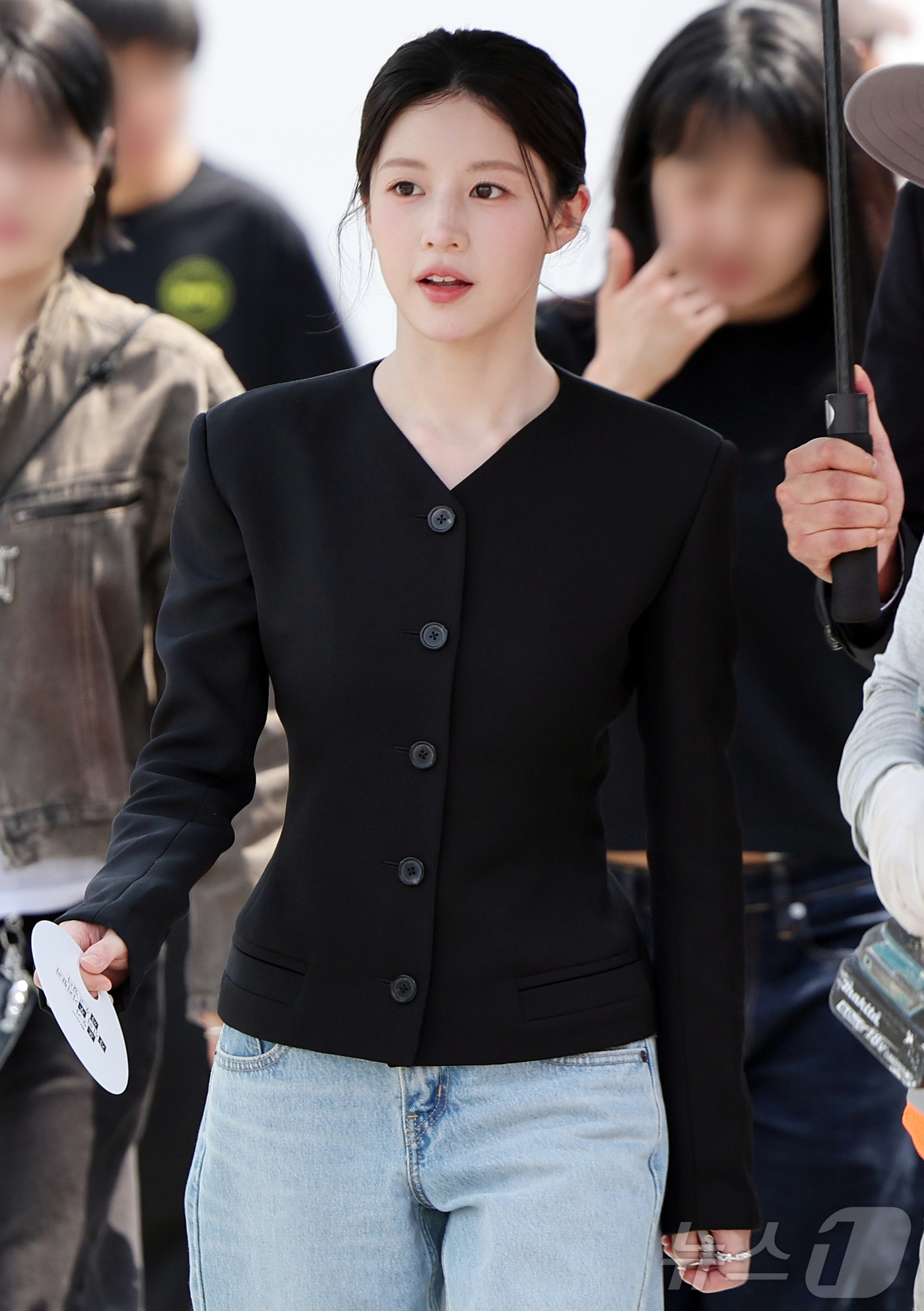 (서울=뉴스1) 김진환 기자 = 배우 고윤정이 14일 서울 종로구 광화문광장에서 오는 18일 방송되는 JTBC 새 토일드라마 ‘모두가 자신의 무가치함과 싸우고 있다' 팝업스토어를 …