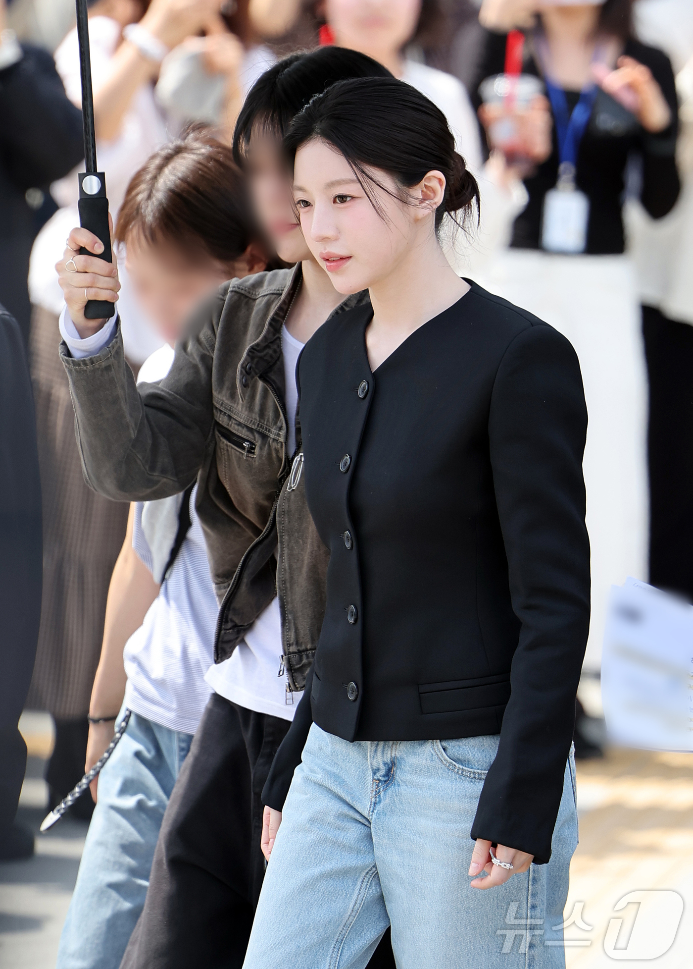 (서울=뉴스1) 김진환 기자 = 배우 고윤정이 14일 서울 종로구 광화문광장에서 오는 18일 방송되는 JTBC 새 토일드라마 ‘모두가 자신의 무가치함과 싸우고 있다' 팝업스토어를 …