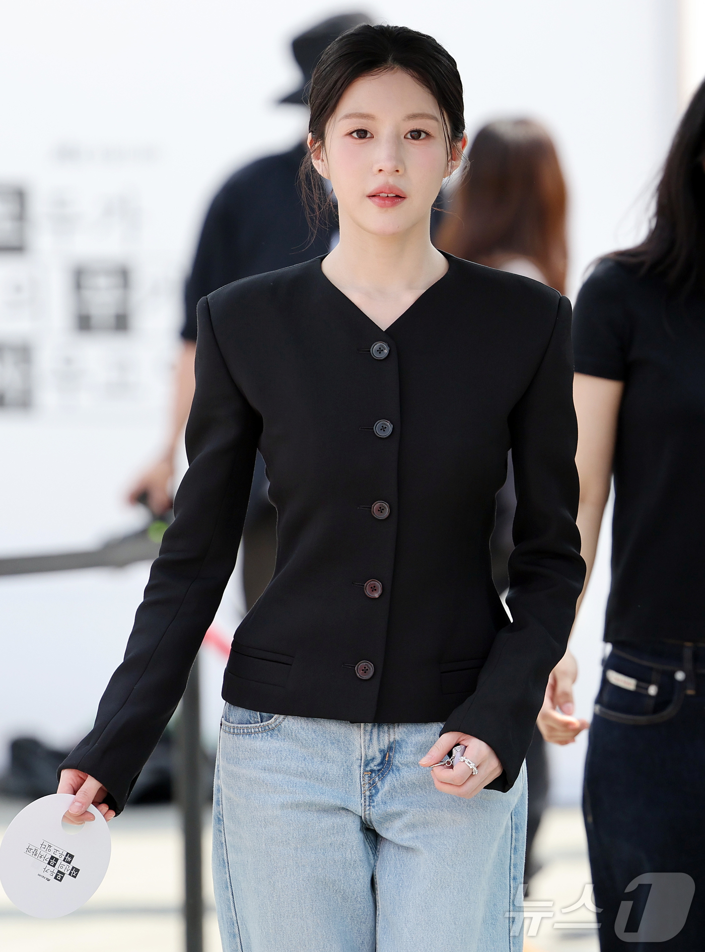 (서울=뉴스1) 김진환 기자 = 배우 고윤정이 14일 서울 종로구 광화문광장에서 오는 18일 방송되는 JTBC 새 토일드라마 ‘모두가 자신의 무가치함과 싸우고 있다' 팝업스토어를 …