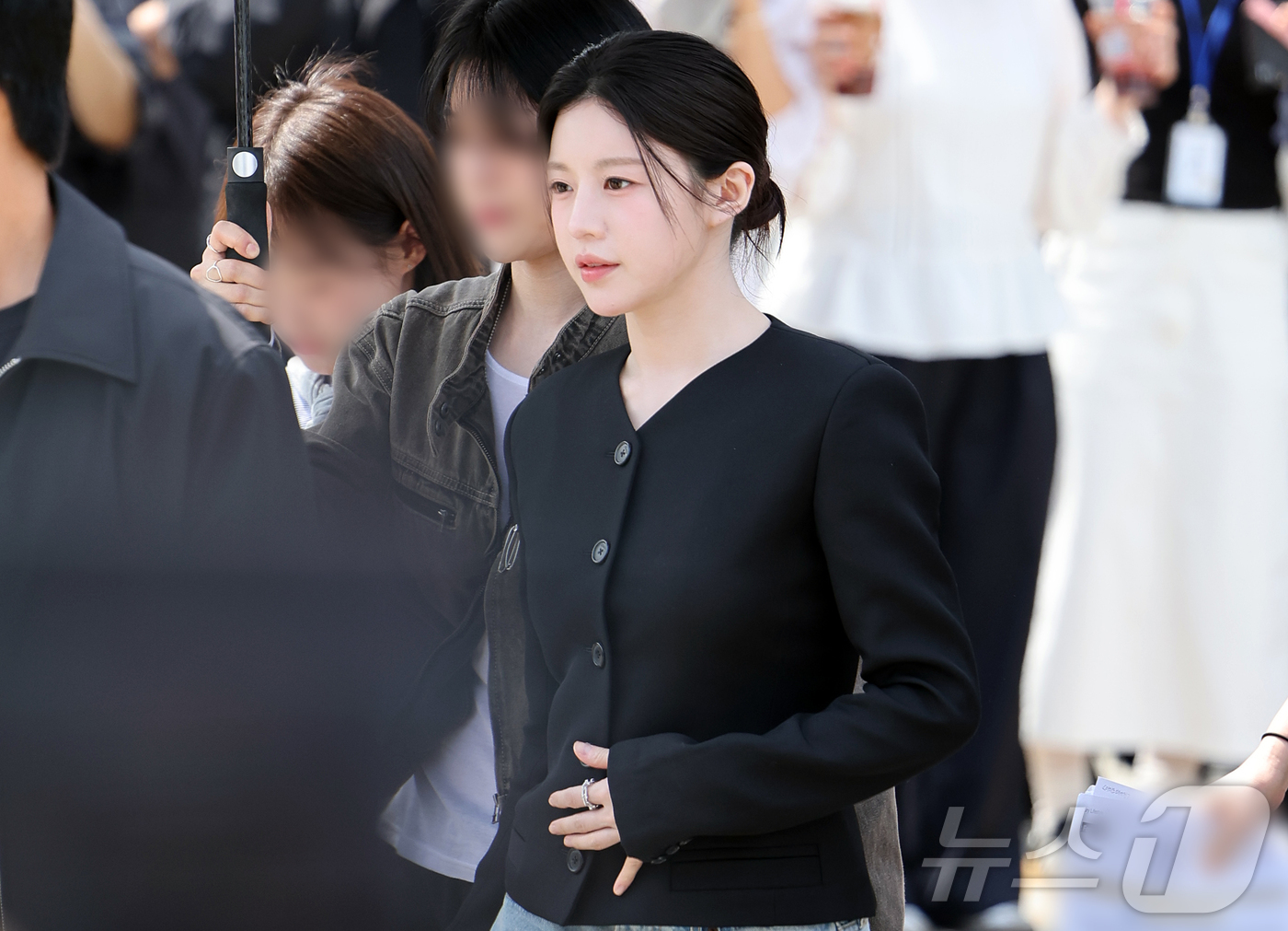 (서울=뉴스1) 김진환 기자 = 배우 고윤정이 14일 서울 종로구 광화문광장에서 오는 18일 방송되는 JTBC 새 토일드라마 ‘모두가 자신의 무가치함과 싸우고 있다' 팝업스토어를 …