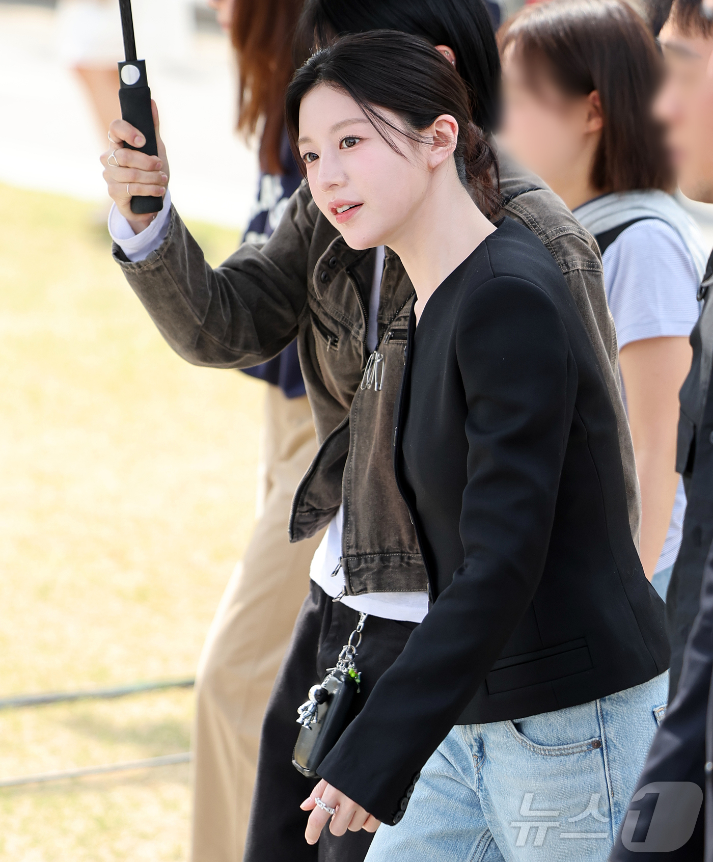 (서울=뉴스1) 김진환 기자 = 배우 고윤정이 14일 서울 종로구 광화문광장에서 오는 18일 방송되는 JTBC 새 토일드라마 ‘모두가 자신의 무가치함과 싸우고 있다' 팝업스토어로 …