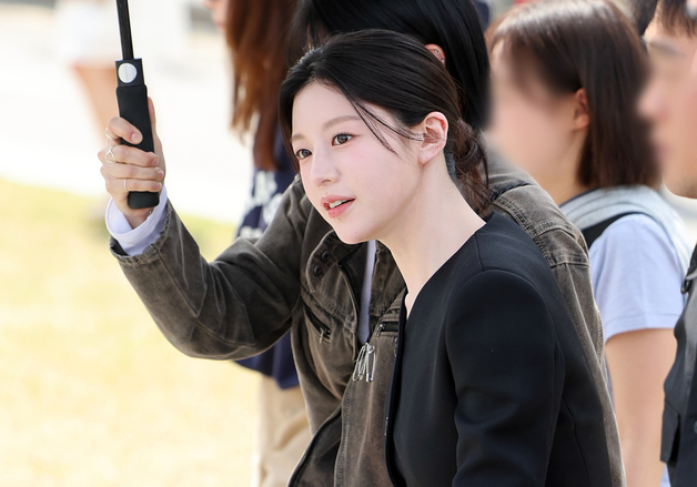 팬들 보며 미소 짓는 고윤정