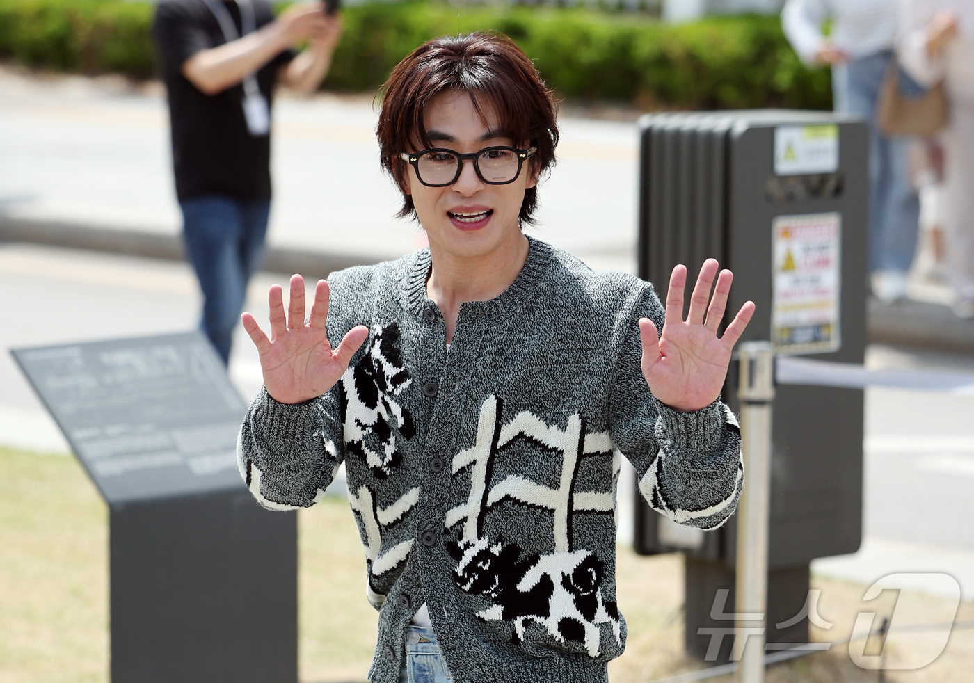 (서울=뉴스1) 김진환 기자 = 배우 구교환이 14일 서울 종로구 광화문광장에서 오는 18일 방송되는 JTBC 새 토일드라마 ‘모두가 자신의 무가치함과 싸우고 있다' 팝업스토어를 …