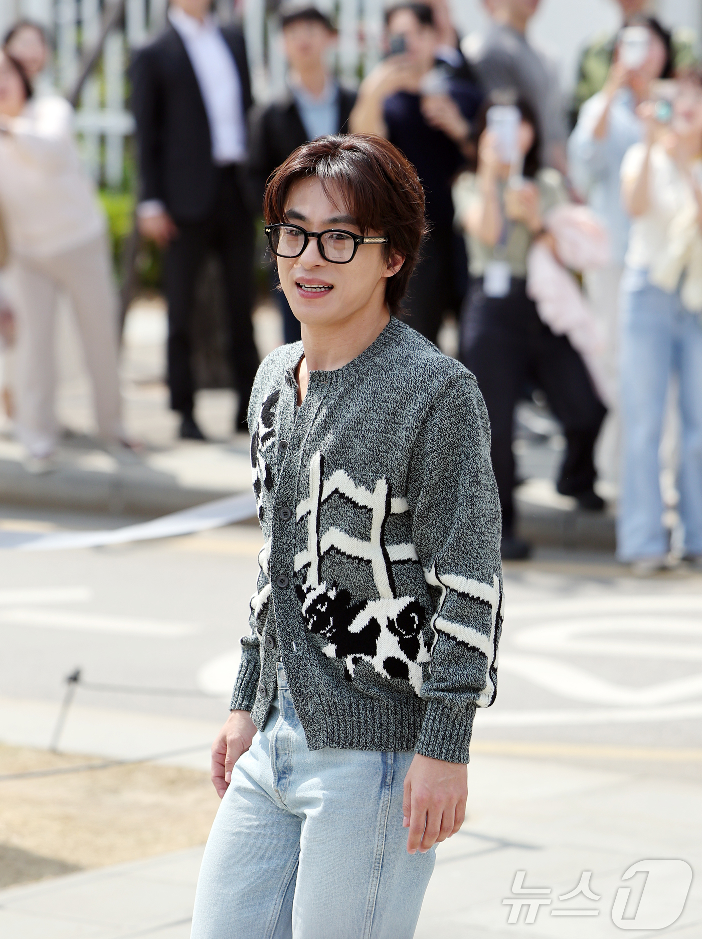 (서울=뉴스1) 김진환 기자 = 배우 구교환이 14일 서울 종로구 광화문광장에서 오는 18일 방송되는 JTBC 새 토일드라마 ‘모두가 자신의 무가치함과 싸우고 있다' 팝업스토어를 …