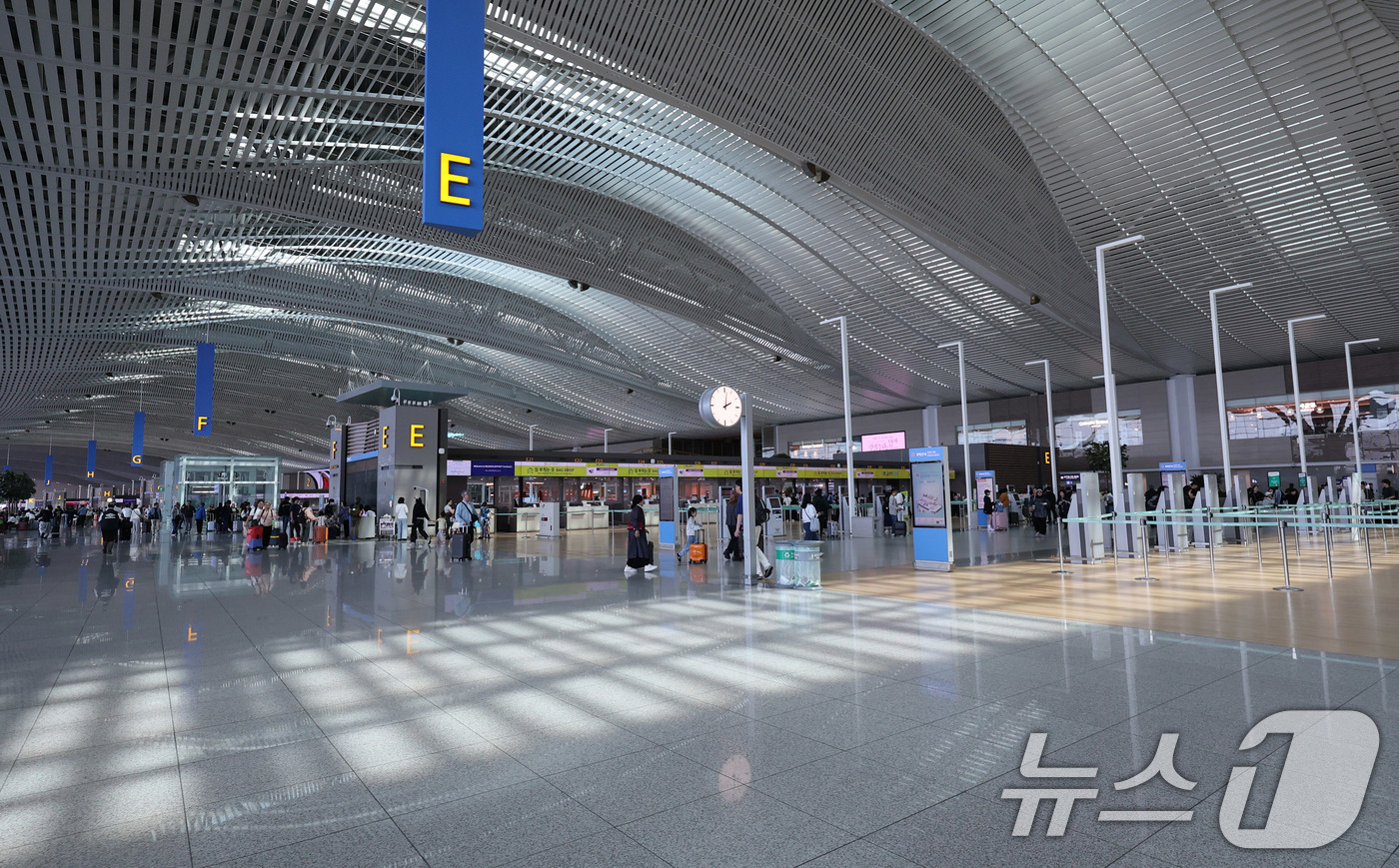(인천공항=뉴스1) 박지혜 기자 = 미국·이란 전쟁 여파에 따른 고유가·고환율로 여행심리가 위축된 14일 인천국제공항 제2여객터미널이 비교적 한산한 모습을 보이고 있다.항공업계는 …