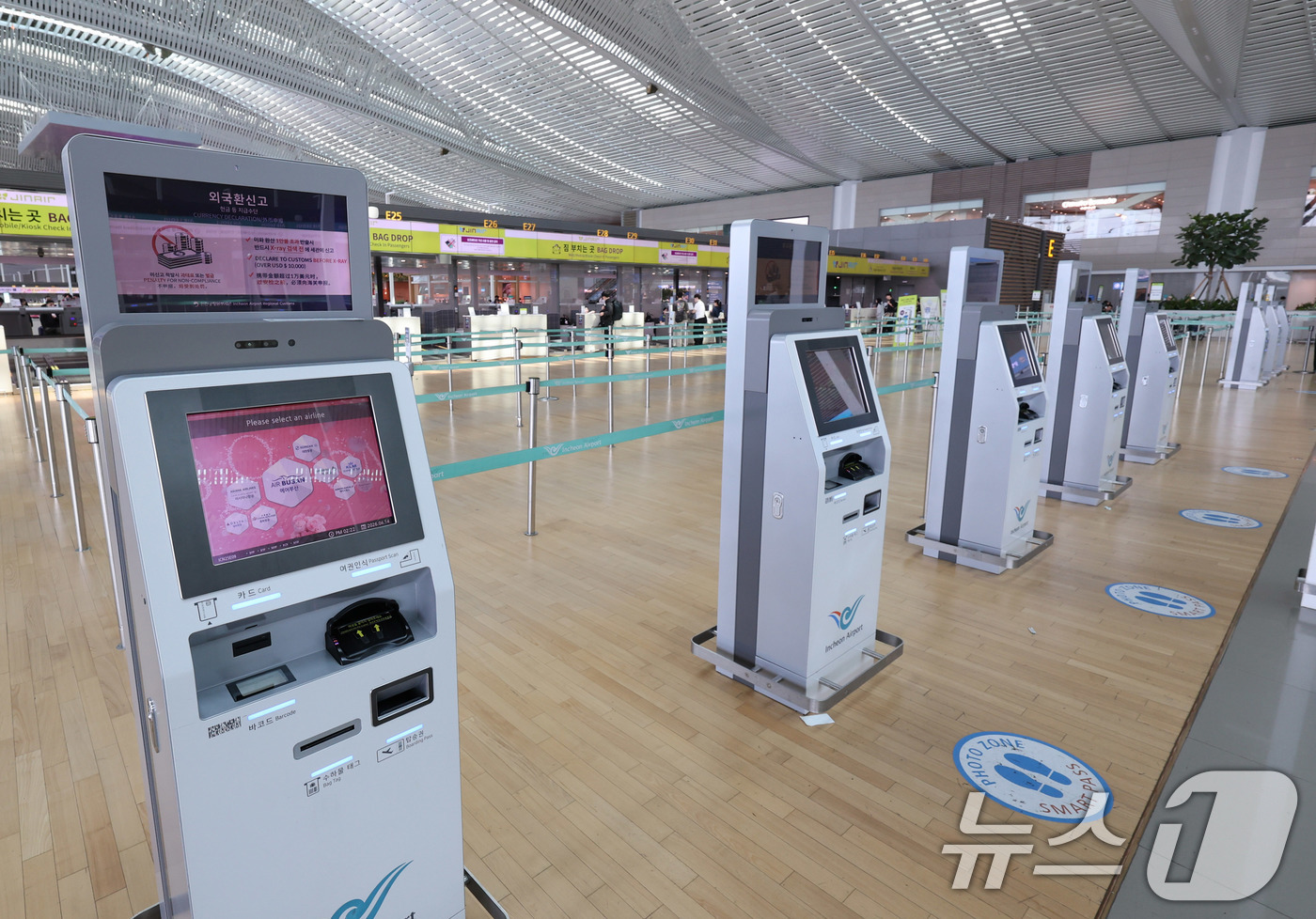 (인천공항=뉴스1) 박지혜 기자 = 미국·이란 전쟁 여파에 따른 고유가·고환율로 여행심리가 위축된 14일 인천국제공항 제2여객터미널이 비교적 한산한 모습을 보이고 있다.항공업계는 …