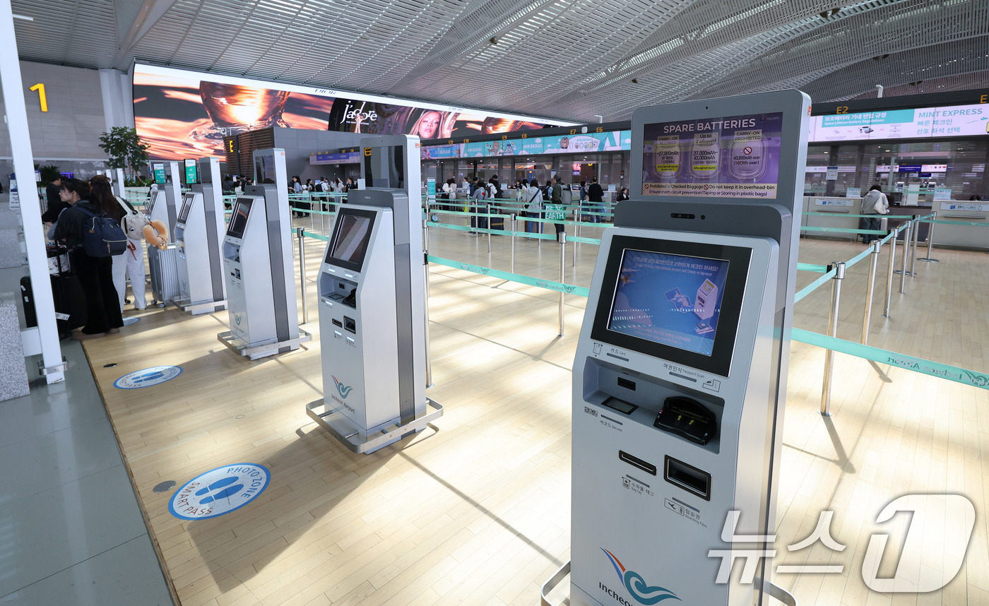 (인천공항=뉴스1) 박지혜 기자 = 미국·이란 전쟁 여파에 따른 고유가·고환율로 여행심리가 위축된 14일 인천국제공항 제2여객터미널이 비교적 한산한 모습을 보이고 있다.항공업계는 …