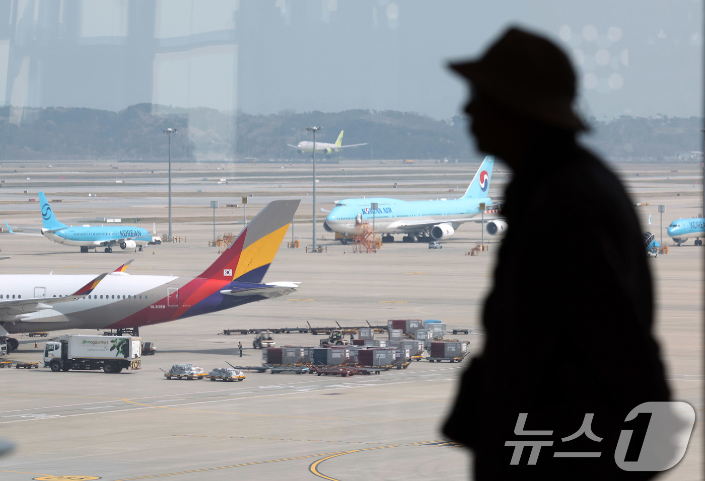(인천공항=뉴스1) 박지혜 기자 = 14일 인천국제공항 제2여객터미널 계류장에서 항공기가 이동하고 있다. 항공업계는 중동 전쟁 여파로 5월 국제선 유류할증료가 역대 최고 수준까지 …