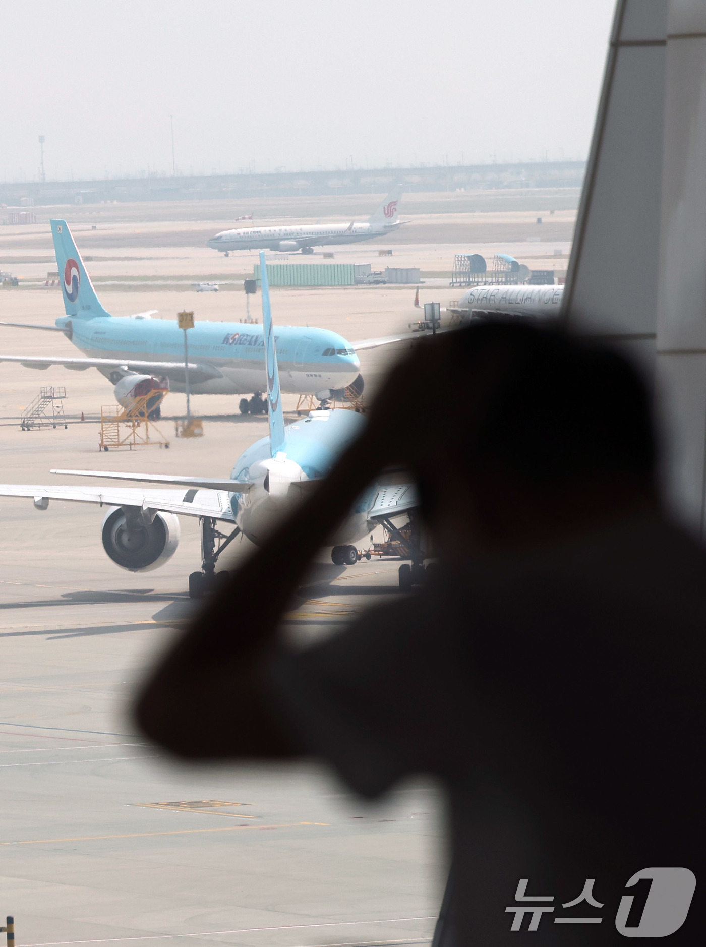 (인천공항=뉴스1) 박지혜 기자 = 14일 인천국제공항 제2여객터미널 계류장에서 항공기가 이동하고 있다. 항공업계는 중동 전쟁 여파로 5월 국제선 유류할증료가 역대 최고 수준까지 …