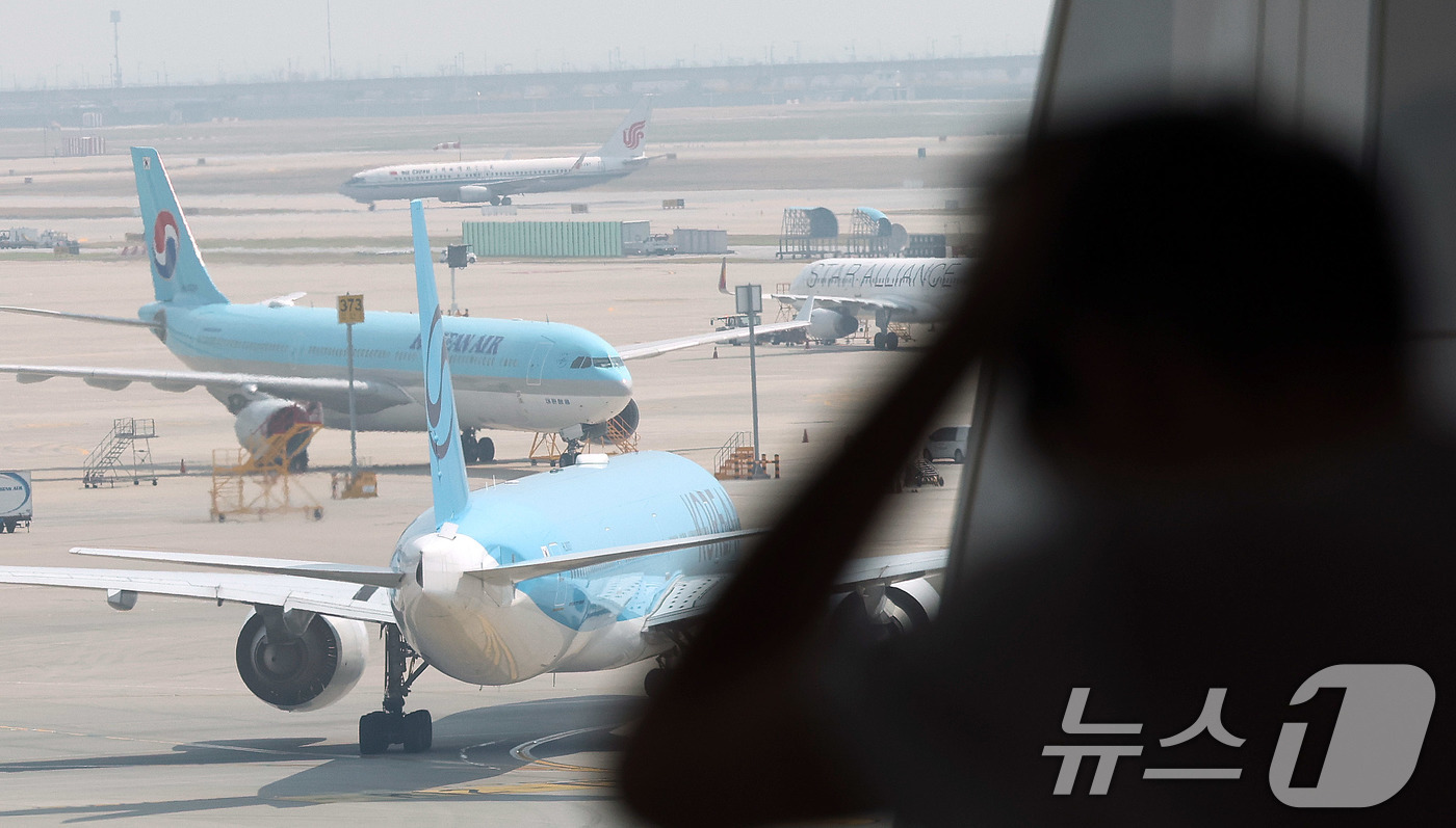 (인천공항=뉴스1) 박지혜 기자 = 14일 인천국제공항 제2여객터미널 계류장에서 항공기가 이동하고 있다. 항공업계는 중동 전쟁 여파로 5월 국제선 유류할증료가 역대 최고 수준까지 …