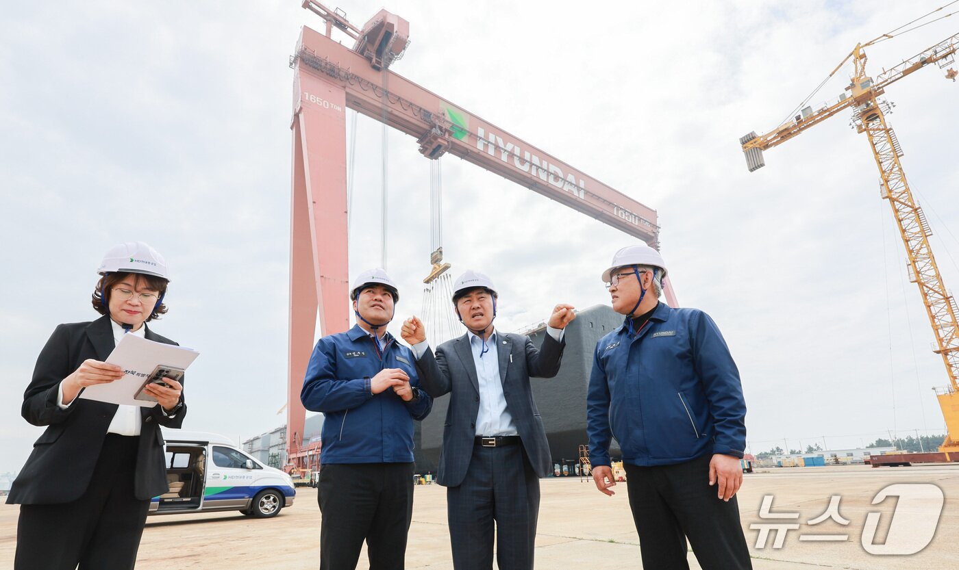 본문 이미지 - 김관영 전북도지사가 14일 책임 현장 행정에 나선 가운데 군산조선소에서 관계자들과 대화를 나누고 있다.(전북도 제공. 재판매 및 DB금지)/뉴스1