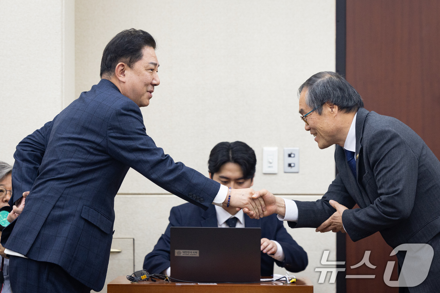 (서울=뉴스1) 유승관 기자 = 김병기 무소속 의원이 14일 서울 여의도 국회에서 열린 제434회 국회(임시회) 국방위원회 제1차 전체회의에서 이용철 방위사업청장과 인사하고 있다. …