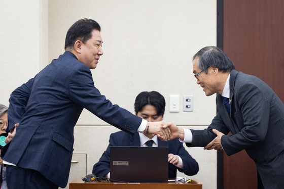 이용철 방사청장과 인사 나누는 김병기 의원
