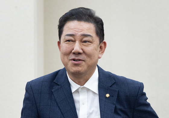 허리 붙잡고 국방위 참석한 김병기 의원