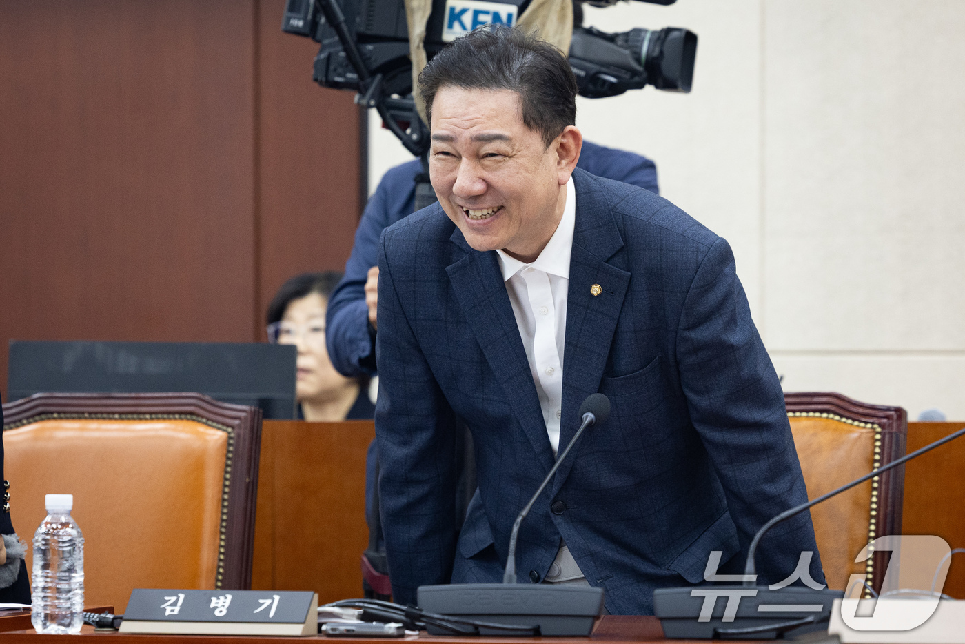 (서울=뉴스1) 유승관 기자 = 김병기 무소속 의원이 14일 서울 여의도 국회에서 열린 제434회 국회(임시회) 국방위원회 제1차 전체회의에 참석하고 있다. 2026.4.14/뉴스 …