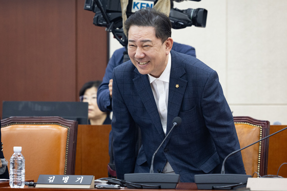 국방위 참석한 김병기 의원