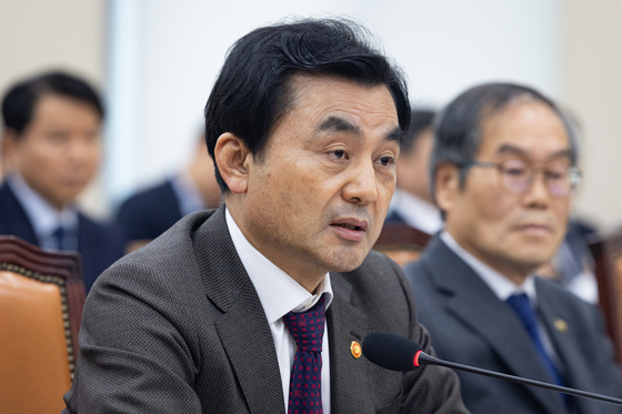 軍 통합사관학교 추진에 "장관만 옳나" vs "의견 듣는 중"…국회서 대립