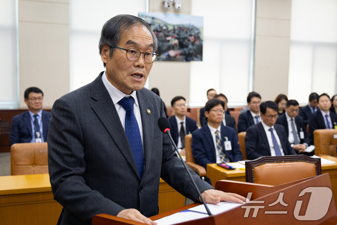 (서울=뉴스1) 유승관 기자 = 이용철 방위사업청장이 14일 서울 여의도 국회에서 열린 제434회 국회(임시회) 국방위원회 제1차 전체회의에서 법안 의결 인사말을 하고 있다. 20 …