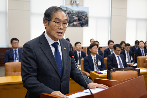 법안 의결 인사말하는 이용철 방사청장