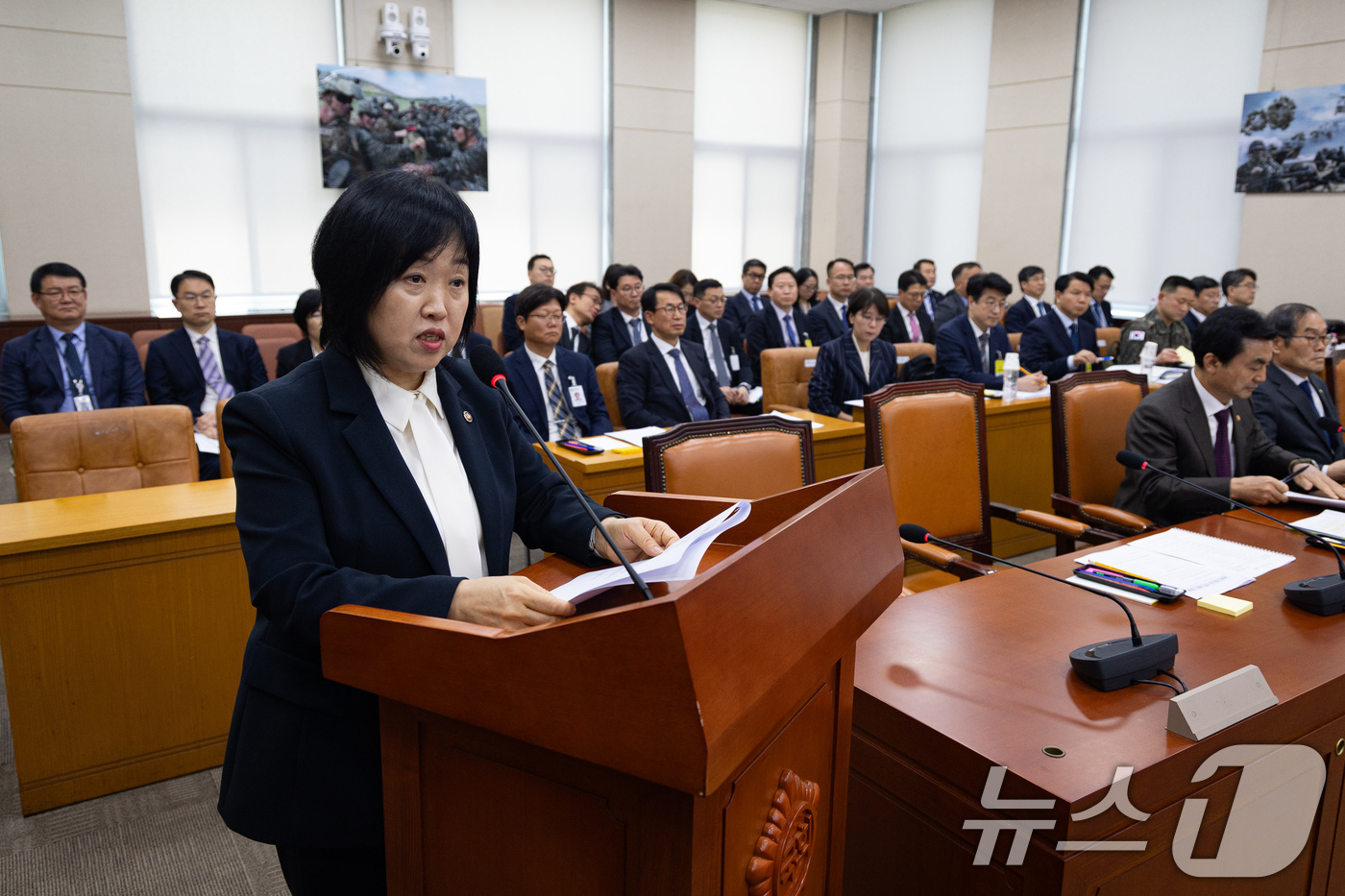 (서울=뉴스1) 유승관 기자 = 홍소영 병무청장이 14일 서울 여의도 국회에서 열린 제434회 국회(임시회) 국방위원회 제1차 전체회의에서 법안 의결 인사말을 하고 있다. 2026 …