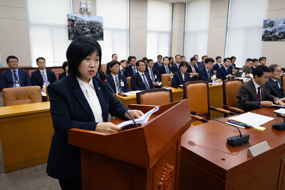 법안 의결 인사말하는 홍소영 병무청장