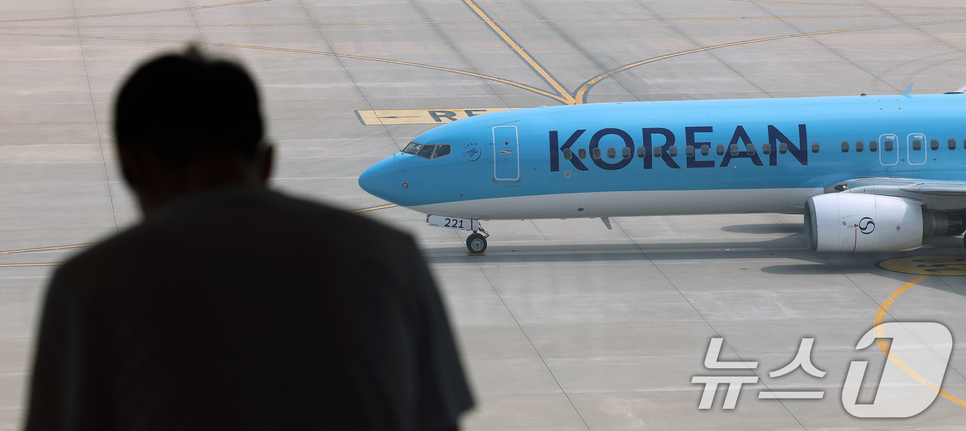 (인천공항=뉴스1) 박지혜 기자 = 14일 인천국제공항 제2여객터미널 계류장에서 항공기가 이동하고 있다. 항공업계는 중동 전쟁 여파로 5월 국제선 유류할증료가 역대 최고 수준까지 …