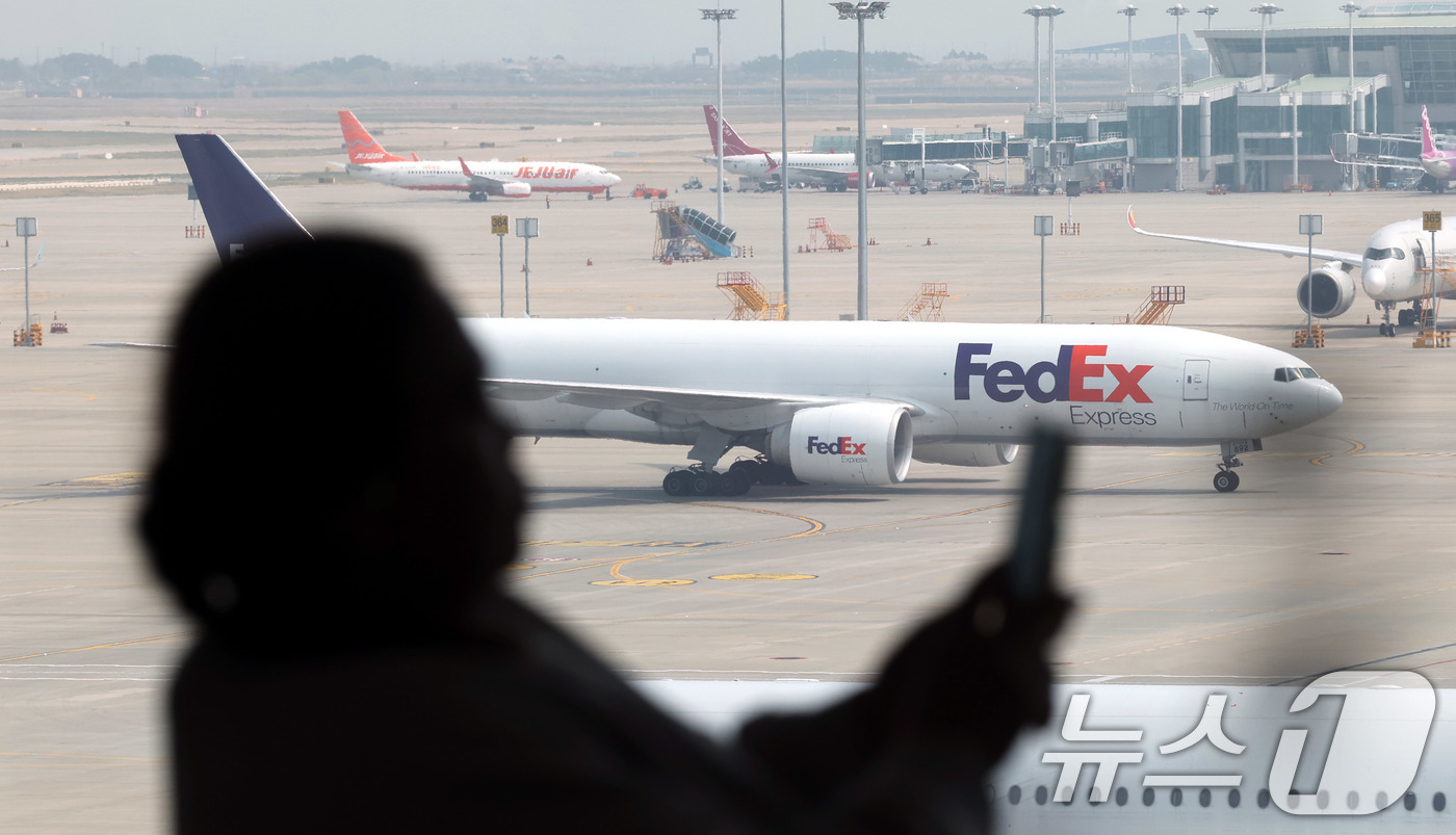 (인천공항=뉴스1) 박지혜 기자 = 14일 인천국제공항 제2여객터미널 계류장에서 항공기가 이동하고 있다. 항공업계는 중동 전쟁 여파로 5월 국제선 유류할증료가 역대 최고 수준까지 …