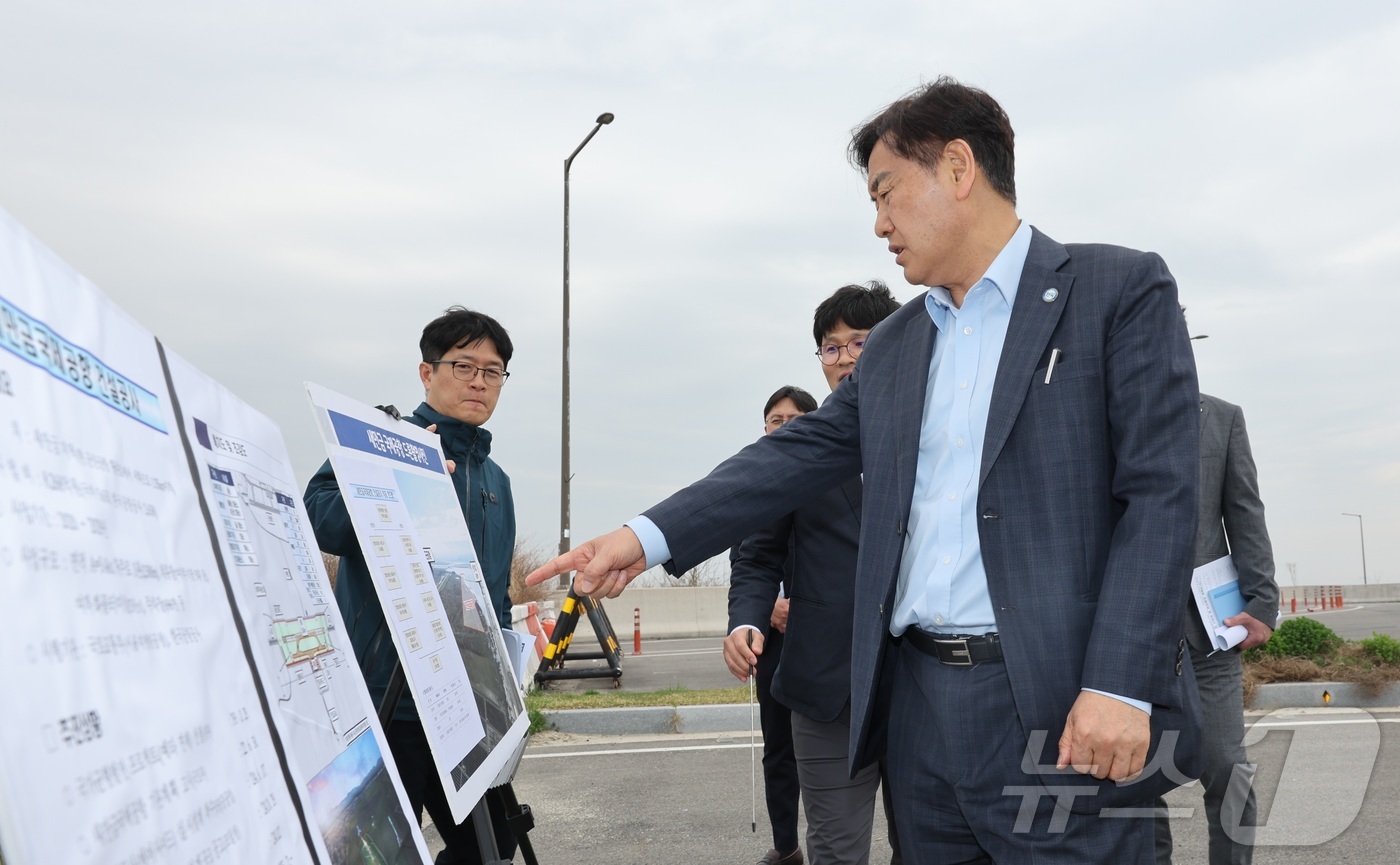 (군산=뉴스1) 유경석 기자 = 김관영 전북특별자치도지사가 14일 현대자동차 그룹 9조원 투자 등 전북 대규모 투자와 관련해 책임 현장 행정에 나선 가운데 새만금 국제공항 건설 부 …