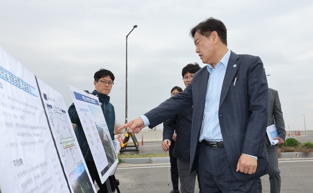 새만금 국제공항 건설 공사 부지 현장 찾은 김관영 도지사