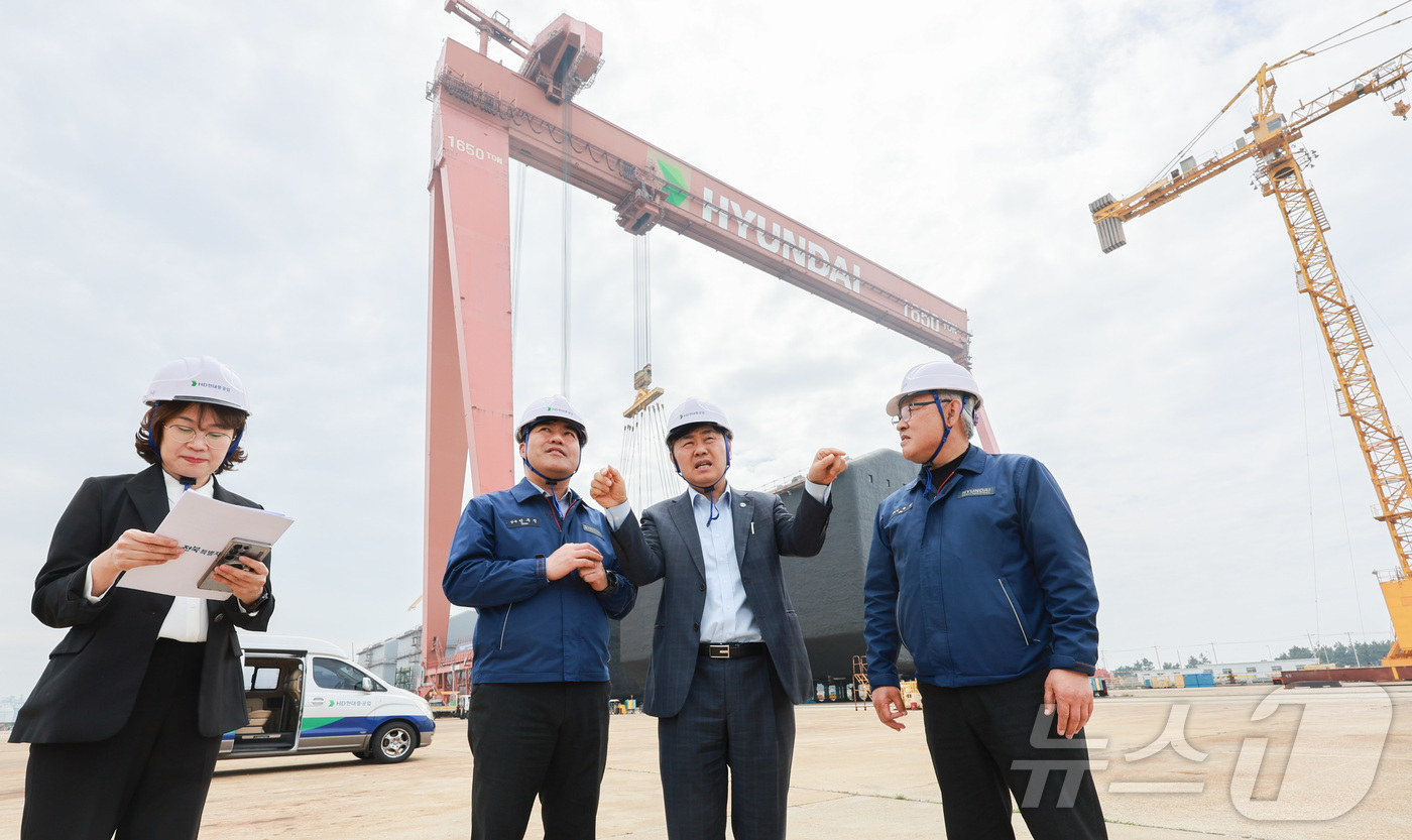 (군산=뉴스1) 유경석 기자 = 김관영 전북특별자치도지사가 14일 현대자동차 그룹 9조원 투자 등 전북 대규모 투자와 관련해 책임 현장 행정에 나선 가운데 군산조선소를 둘러보고 있 …