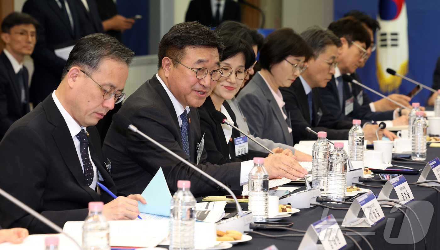 (서울=뉴스1) 김성진 기자 = 윤호중 행정안전부 장관이 14일 서울 중구 한국프레스센터에서 열린 기본사회위원회 출범식 및 전체회의에서 인사말을 하고 있다. 2026.4.14/뉴스 …
