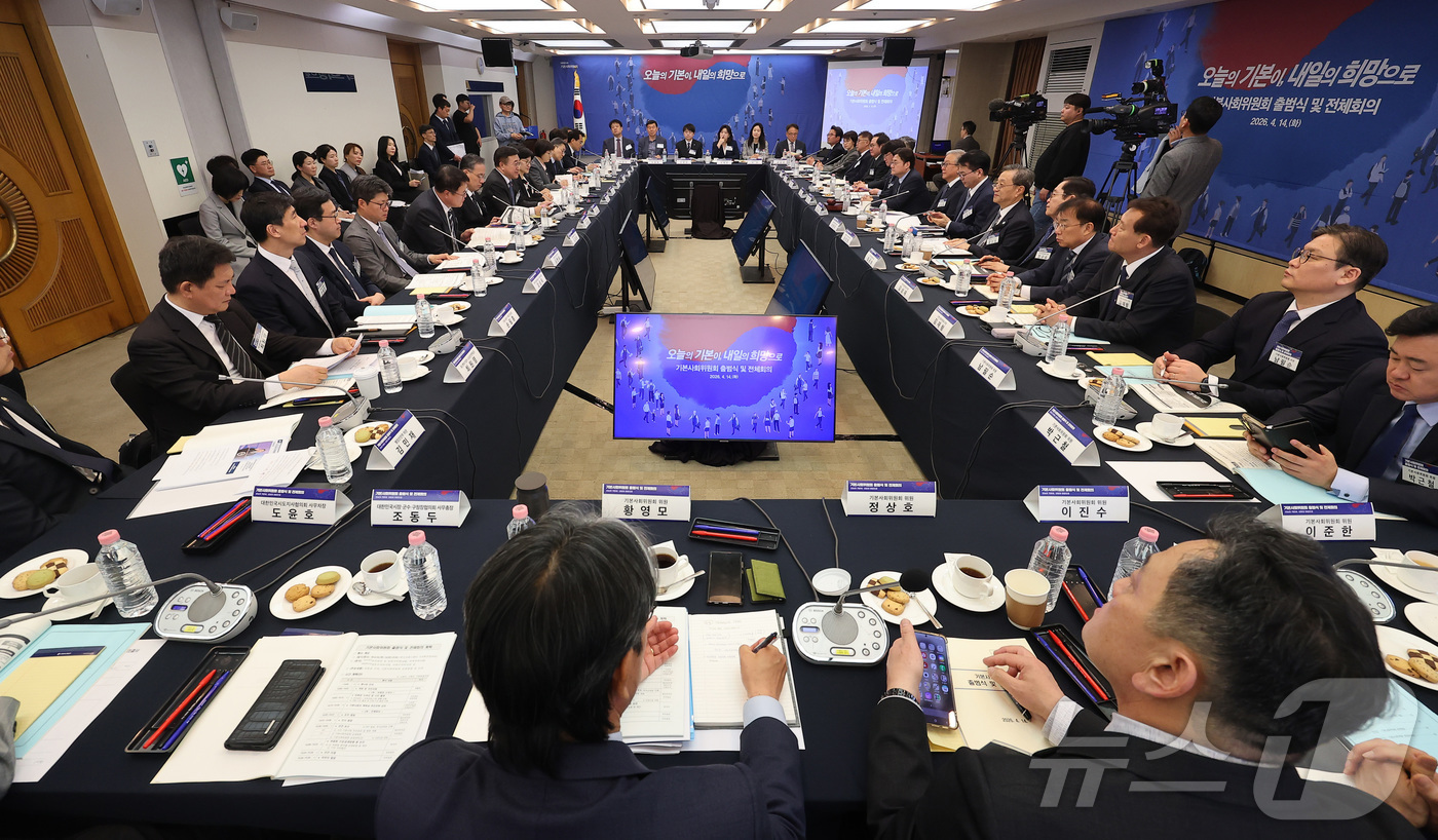 (서울=뉴스1) 김성진 기자 = 윤호중 행정안전부 장관이 14일 서울 중구 한국프레스센터에서 열린 기본사회위원회 출범식 및 전체회의에서 모두발언을 하고 있다. 2026.4.14/뉴 …