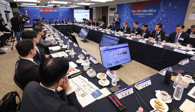 기본사회위원회 출범식서 강연하는 이한주 이사장