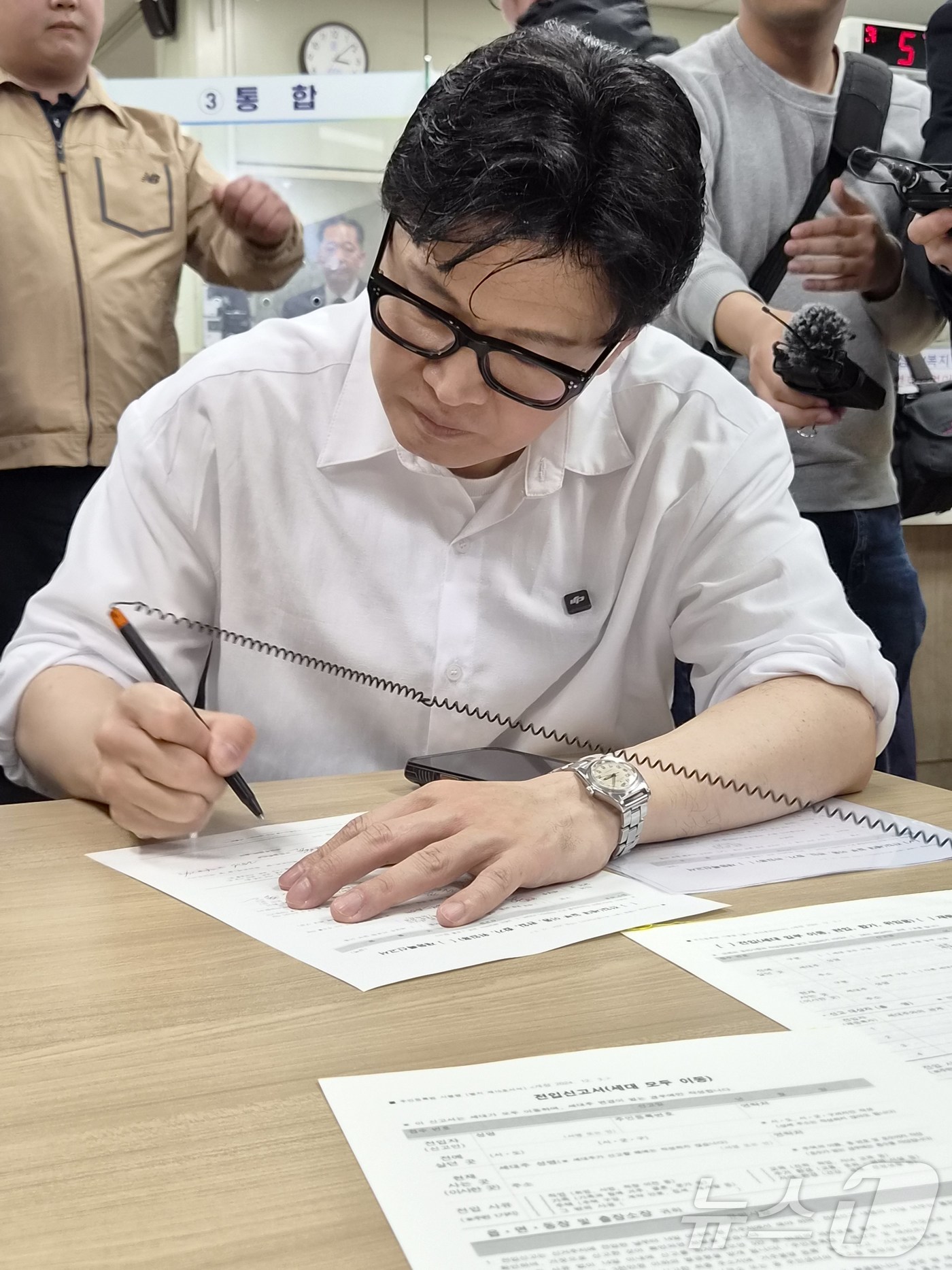 (부산=뉴스1) 임순택 기자 = 한동훈 전 국민의힘 대표가 14일 부산 북구 만덕2동 주민센터에서 전입신고서에 서명하고 있다. 2026.4.14/뉴스1