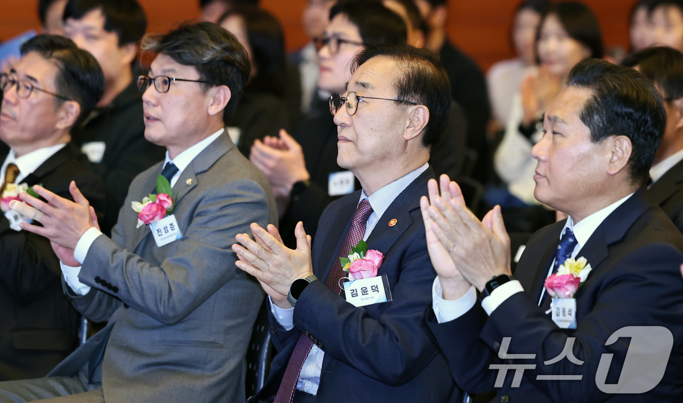 (서울=뉴스1) 구윤성 기자 = 김윤덕 국토교통부 장관(가운데)이 14일 오후 서울 중구 포스트타워에서 열린 '모두의 카드' 이용자 500만명 기념식에서 손뼉치고 있다. 왼쪽부터 …
