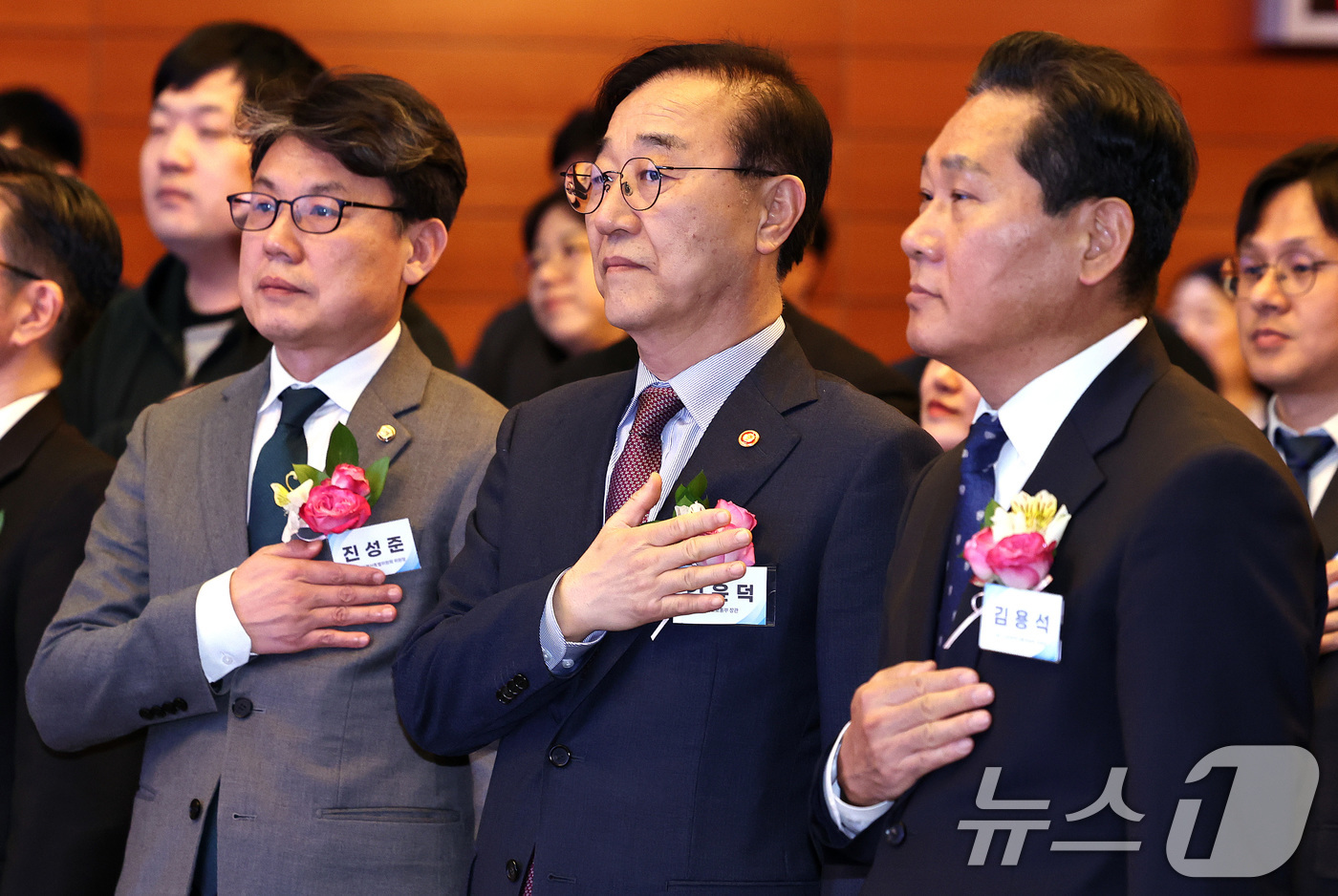 (서울=뉴스1) 구윤성 기자 = 김윤덕 국토교통부 장관(가운데)이 14일 오후 서울 중구 포스트타워에서 열린 '모두의 카드' 이용자 500만명 기념식에서 국기에 대한 경례를 하고 …