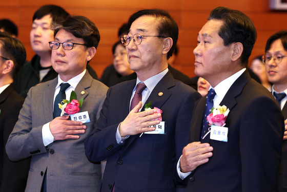 국민의례하는 김윤덕 국토부 장관