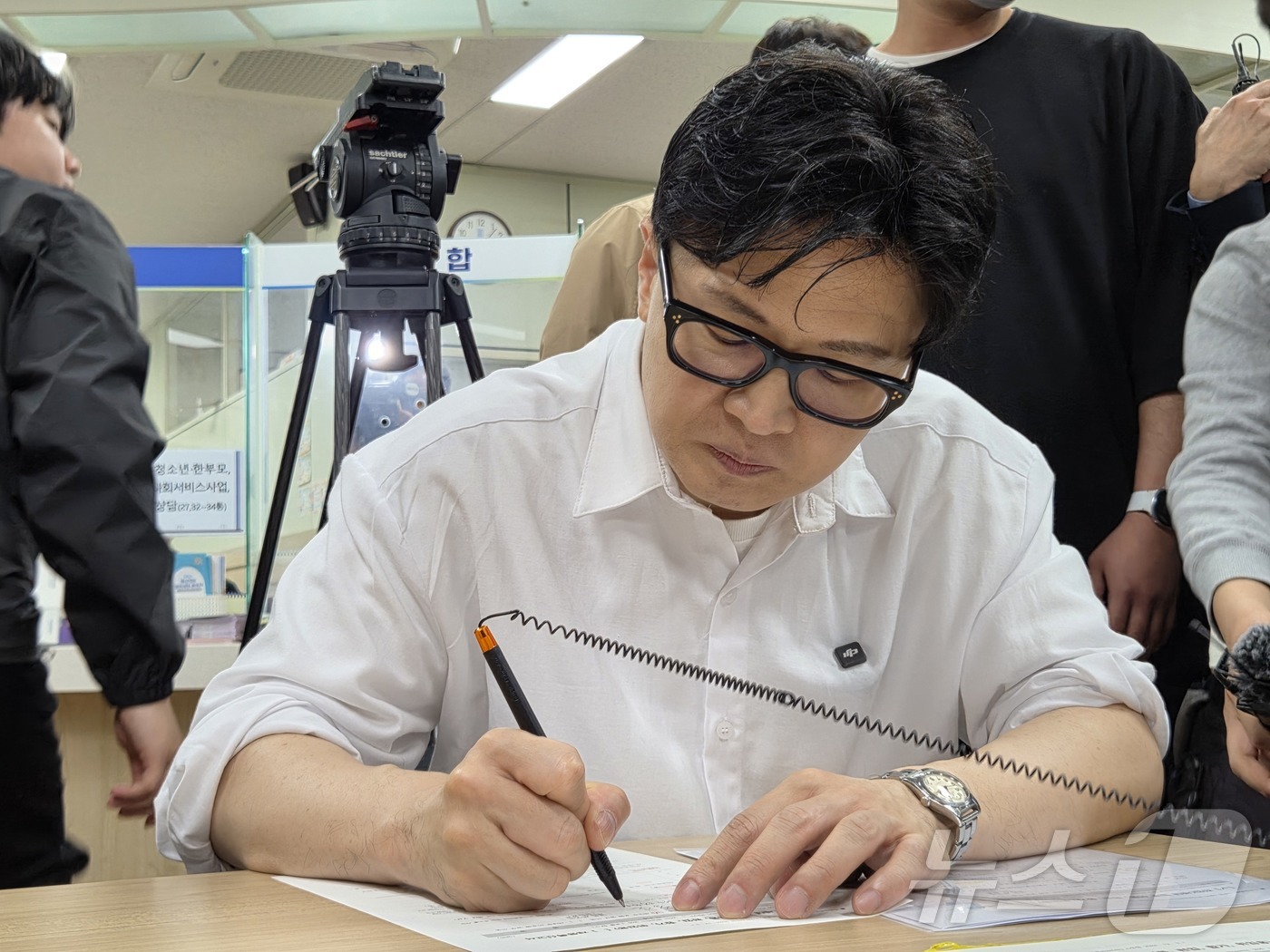 (부산=뉴스1) 임순택 기자 = 한동훈 전 국민의힘 대표가 14일 부산시 만덕2동 주민센터에서 전입신고 서류를 작성하고 있다. 2026.4.14/뉴스1