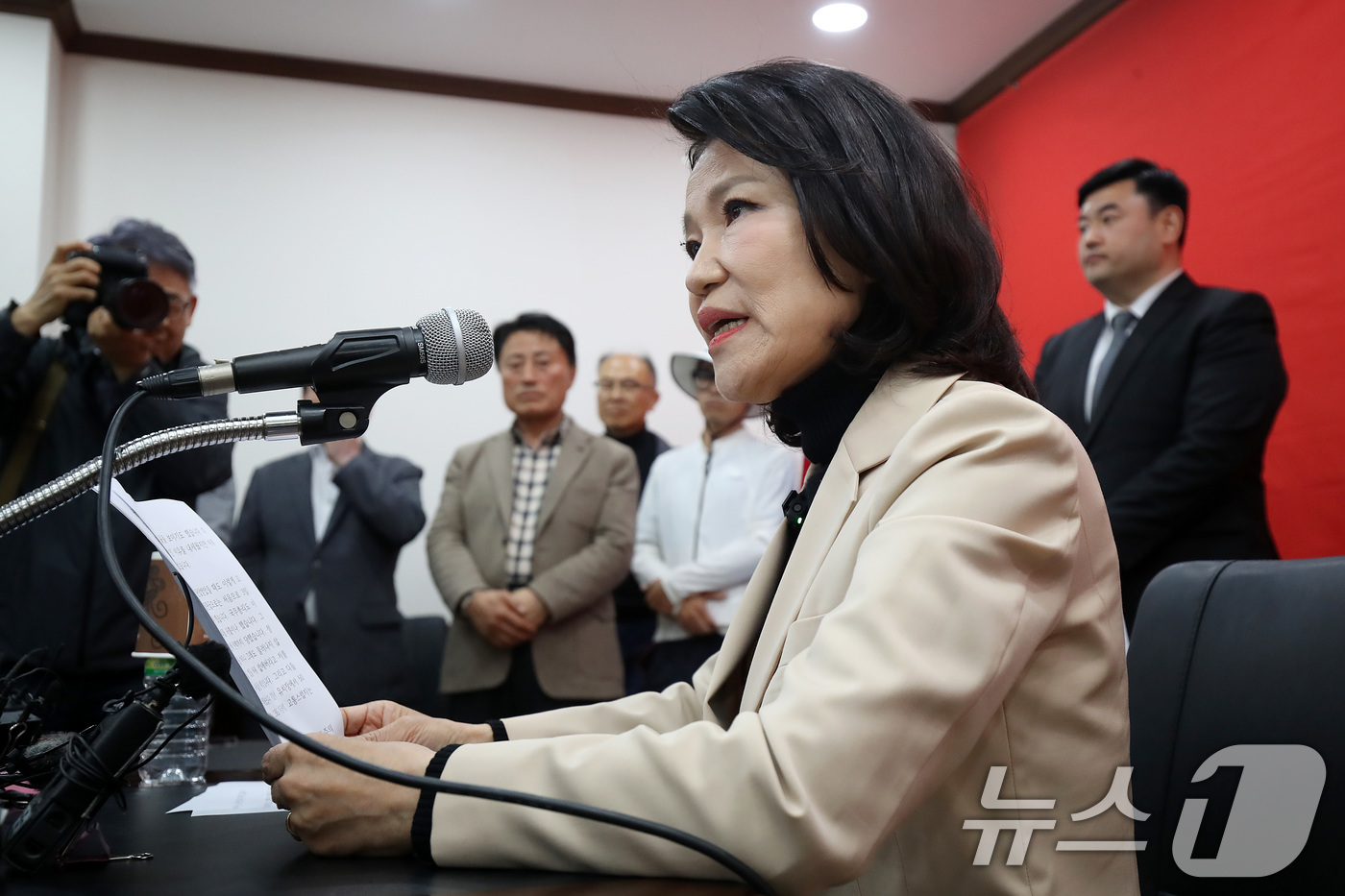 (대구=뉴스1) 공정식 기자 = 국민의힘 대구시장 경선에서 공천 배제(컷오프)된 이진숙 전 방송통신위원장이 14일 오후 대구 수성구 국민의힘 대구시당에서 기자회견을 하고 있다. 2 …