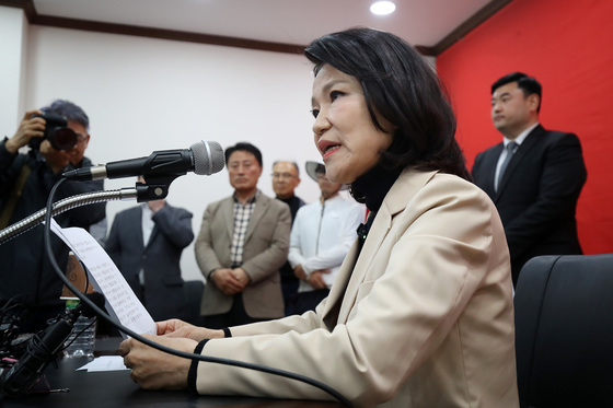 기자회견문 발표하는 이진숙