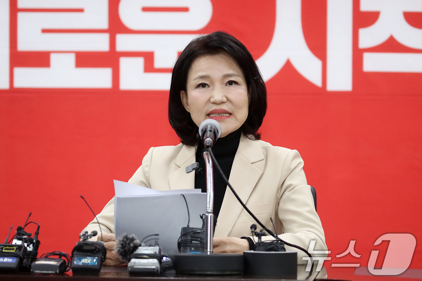 (대구=뉴스1) 공정식 기자 = 국민의힘 대구시장 경선에서 공천 배제(컷오프)된 이진숙 전 방송통신위원장이 14일 오후 대구 수성구 국민의힘 대구시당에서 기자회견을 하고 있다. 2 …