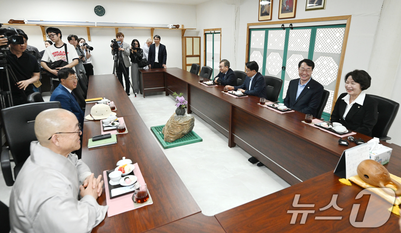 (화성=뉴스1) 김영운 기자 = 추미애 더불어민주당 경기도지사 후보가 14일 경기 화성시 용주사를 방문해 성효스님과 대화를 나누고 있다. (공동취재) 2026.4.14/뉴스1