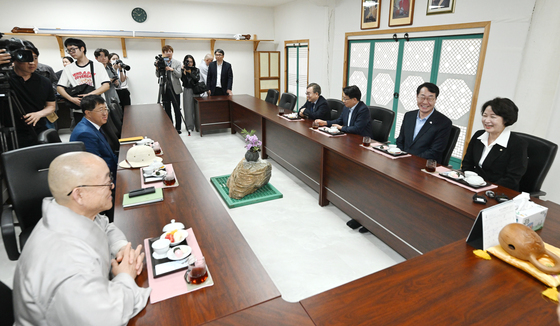 용주사 방문한 추미애 경기도지사 후보