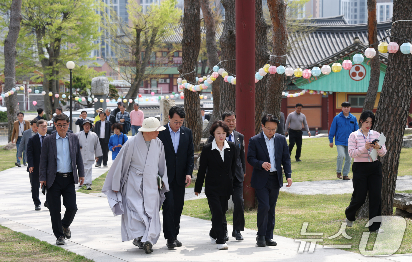 (화성=뉴스1) 김영운 기자 = 추미애 더불어민주당 경기도지사 후보가 14일 경기 화성시 용주사를 방문하고 있다. 2026.4.14/뉴스1