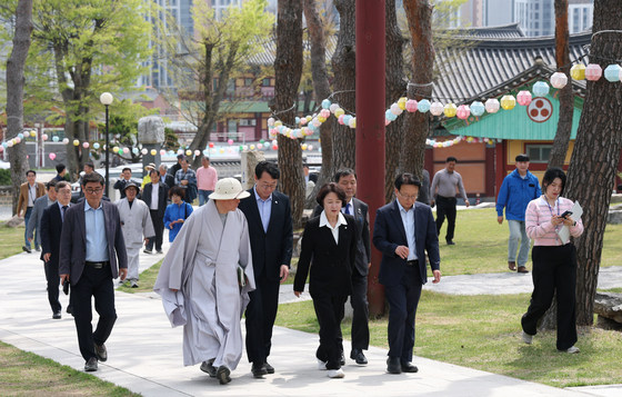 용주사 방문한 추미애 경기도지사 후보