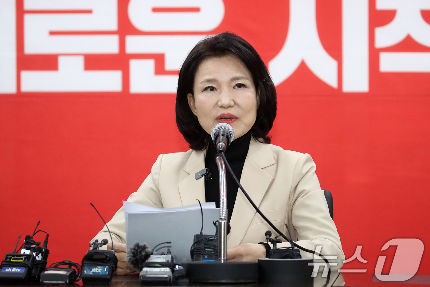 (대구=뉴스1) 공정식 기자 = 국민의힘 대구시장 경선에서 공천 배제(컷오프)된 이진숙 전 방송통신위원장이 14일 오후 대구 수성구 국민의힘 대구시당에서 기자회견을 하고 있다. 2 …