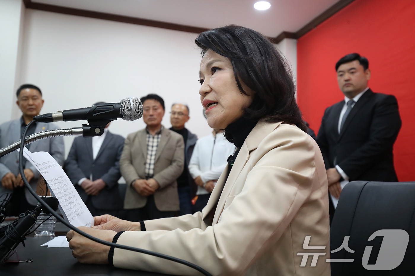 (대구=뉴스1) 공정식 기자 = 국민의힘 대구시장 경선에서 공천 배제(컷오프)된 이진숙 전 방송통신위원장이 14일 오후 대구 수성구 국민의힘 대구시당에서 기자회견을 하고 있다. 2 …