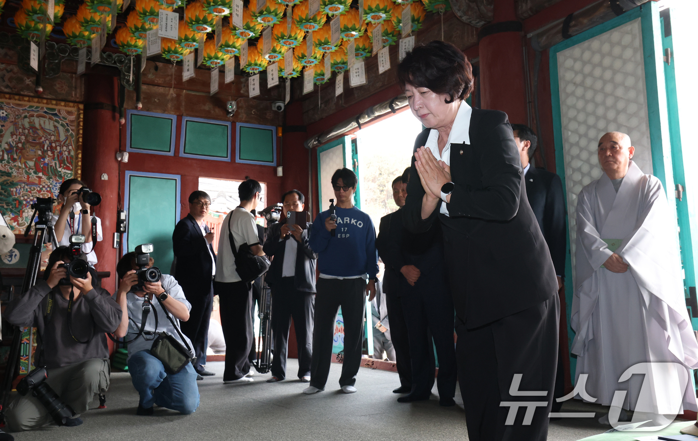 (화성=뉴스1) 김영운 기자 = 추미애 더불어민주당 경기도지사 후보가 14일 경기 화성시 용주사를 방문해 합장을 하고 있다. 2026.4.14/뉴스1