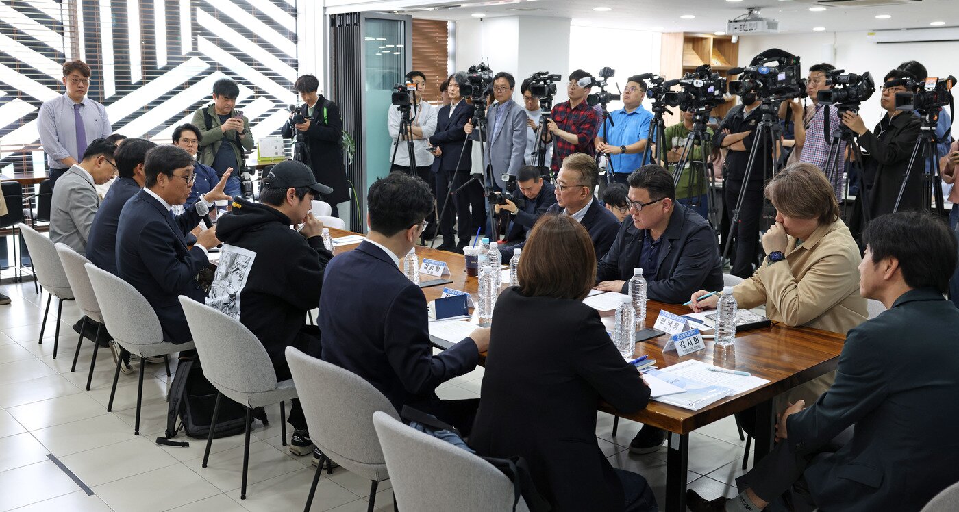 본문 이미지 - 최휘영 문화체육관광부 장관이 14일 서울 중구 인디그라운드에서 열린 간담회에서 김병인 한국시나리오작가협회 이사장, 김승범 나이너스엔터테인먼트 대표, 백재호 한국독립영화협회 이사장, 양우석 감독, 이동하 한국영화프로듀서조합 대표 등을 만나 현안을 논의하고 있다.