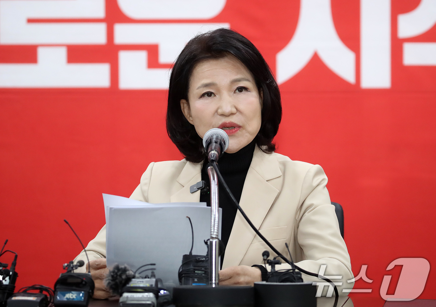 (대구=뉴스1) 공정식 기자 = 국민의힘 대구시장 경선에서 공천 배제(컷오프)된 이진숙 전 방송통신위원장이 14일 오후 대구 수성구 국민의힘 대구시당에서 기자회견을 하고 있다. 2 …